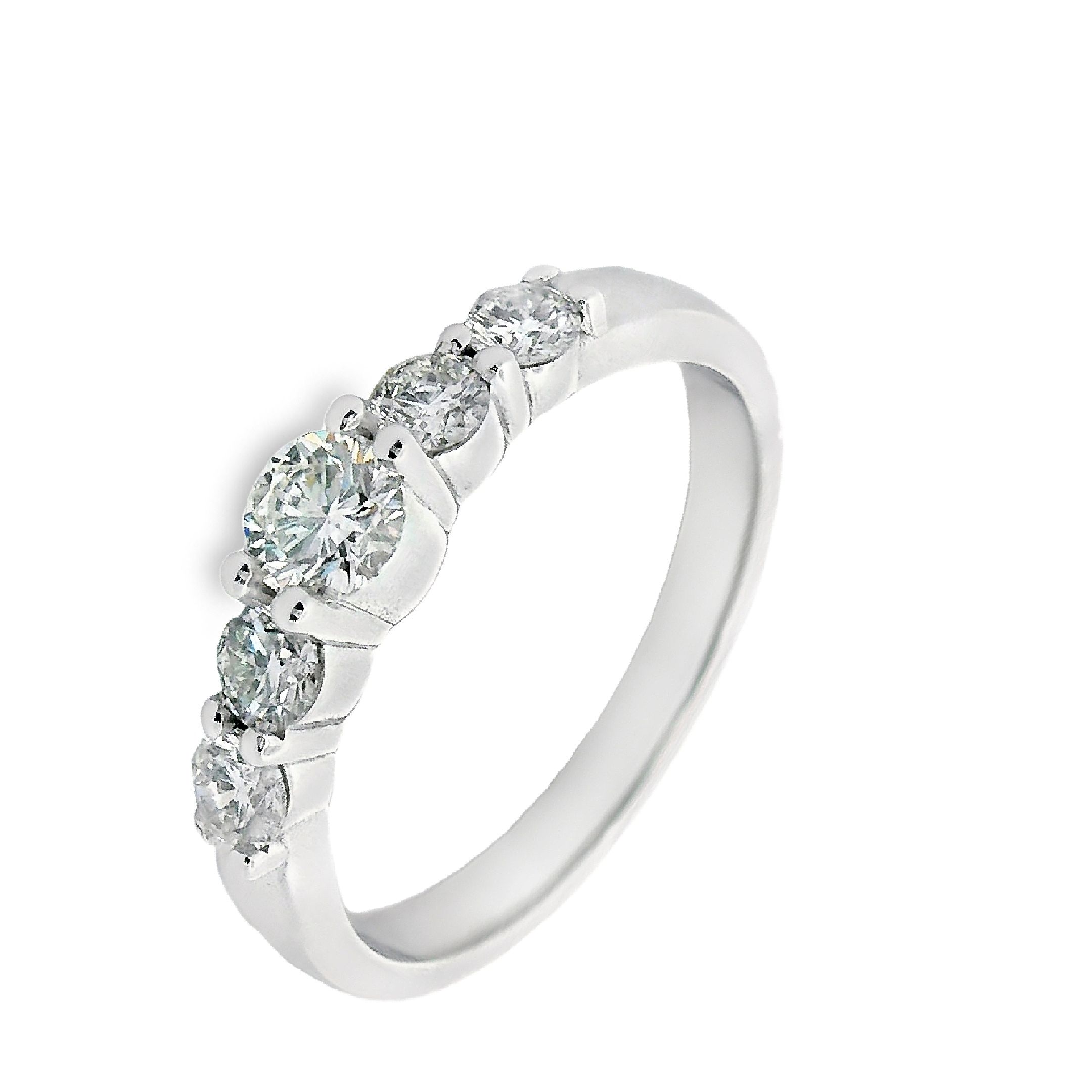 Deze prachtige 3,75 karaat witgouden ring is versierd met schitterende diamanten. Het ring van 14 karaat is perfect voor speciale gelegenheden en voegt een vleugje elegantie toe aan elke outfit. Draag deze ring alleen of combineer het met andere juwelen voor een extra luxe uitstraling. Een absolute must-have voor elke vrouw met een verfijnde smaak!